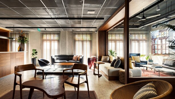 Een modern interieur met verschillende zithoeken, waaronder een bank, stoelen en een eettafel.