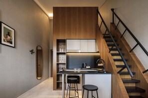 Premium bedding, down duvets, in-room safe, desk - Wanderlust by The Unlimited Collection (Singapore)