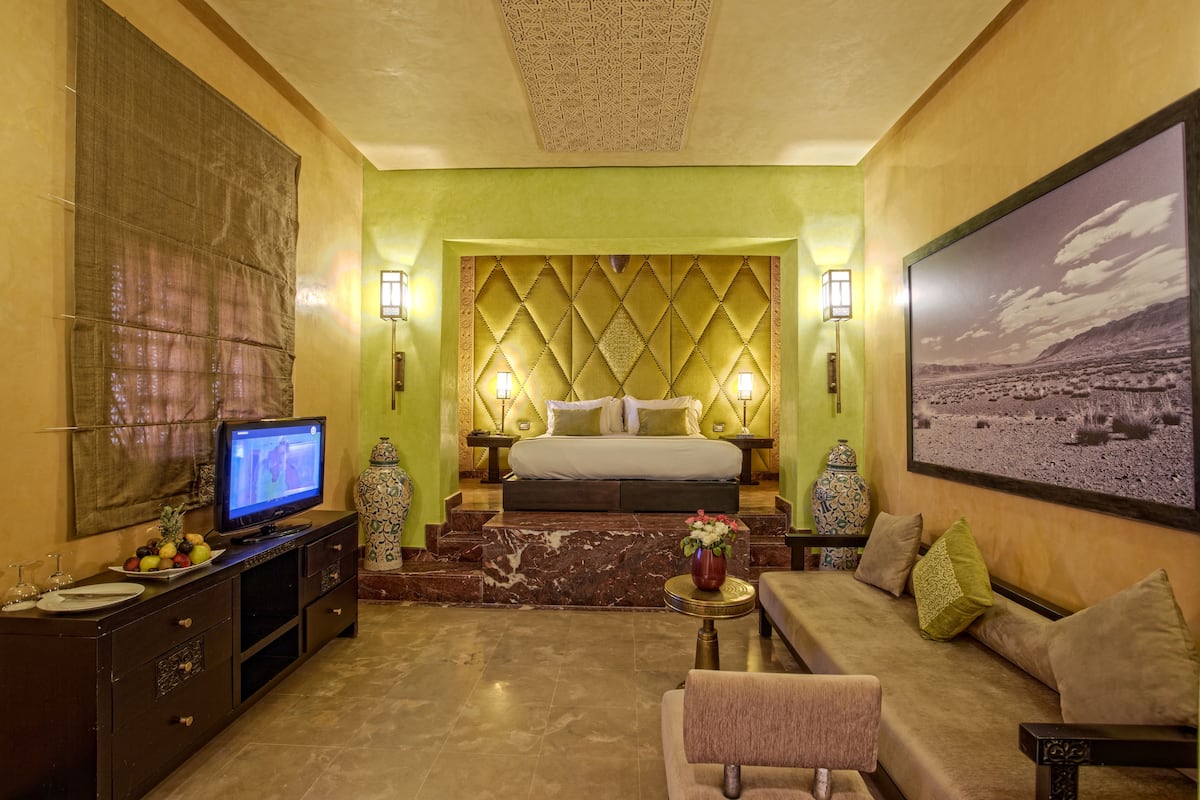 Deluxe Suite | Minibar, in-room safe, desk, blackout drapes