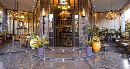 La Renaissance Hotel