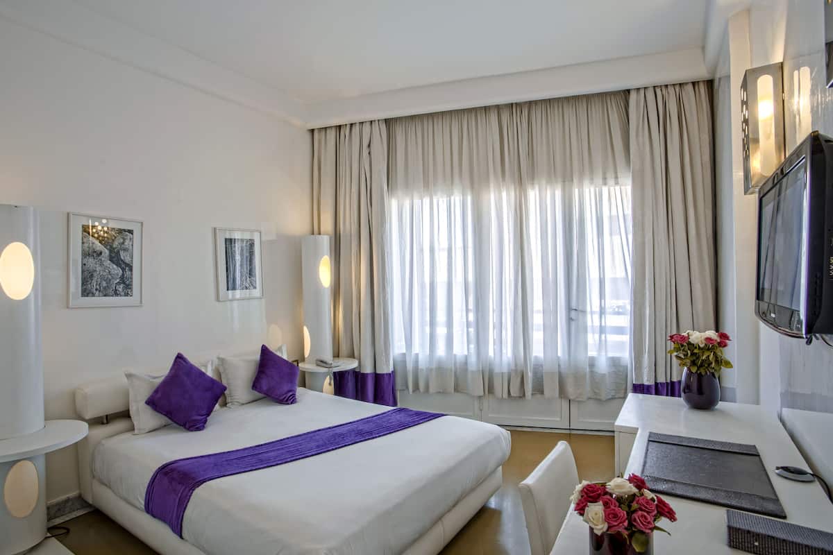 Standard Room | Minibar, in-room safe, desk, blackout drapes