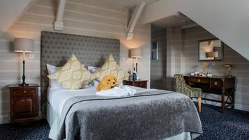 Una habitación de hotel con una cama grande, un escritorio y una silla.