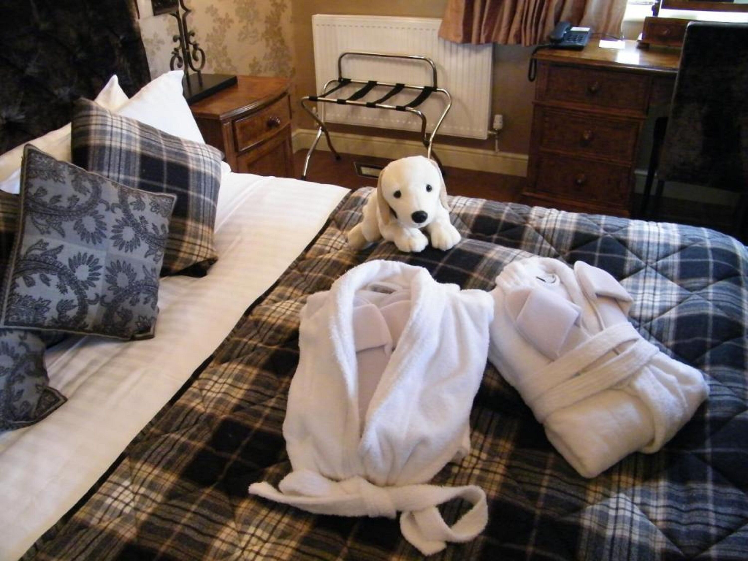 individually decorated, individually furnished, desk, laptop workspace