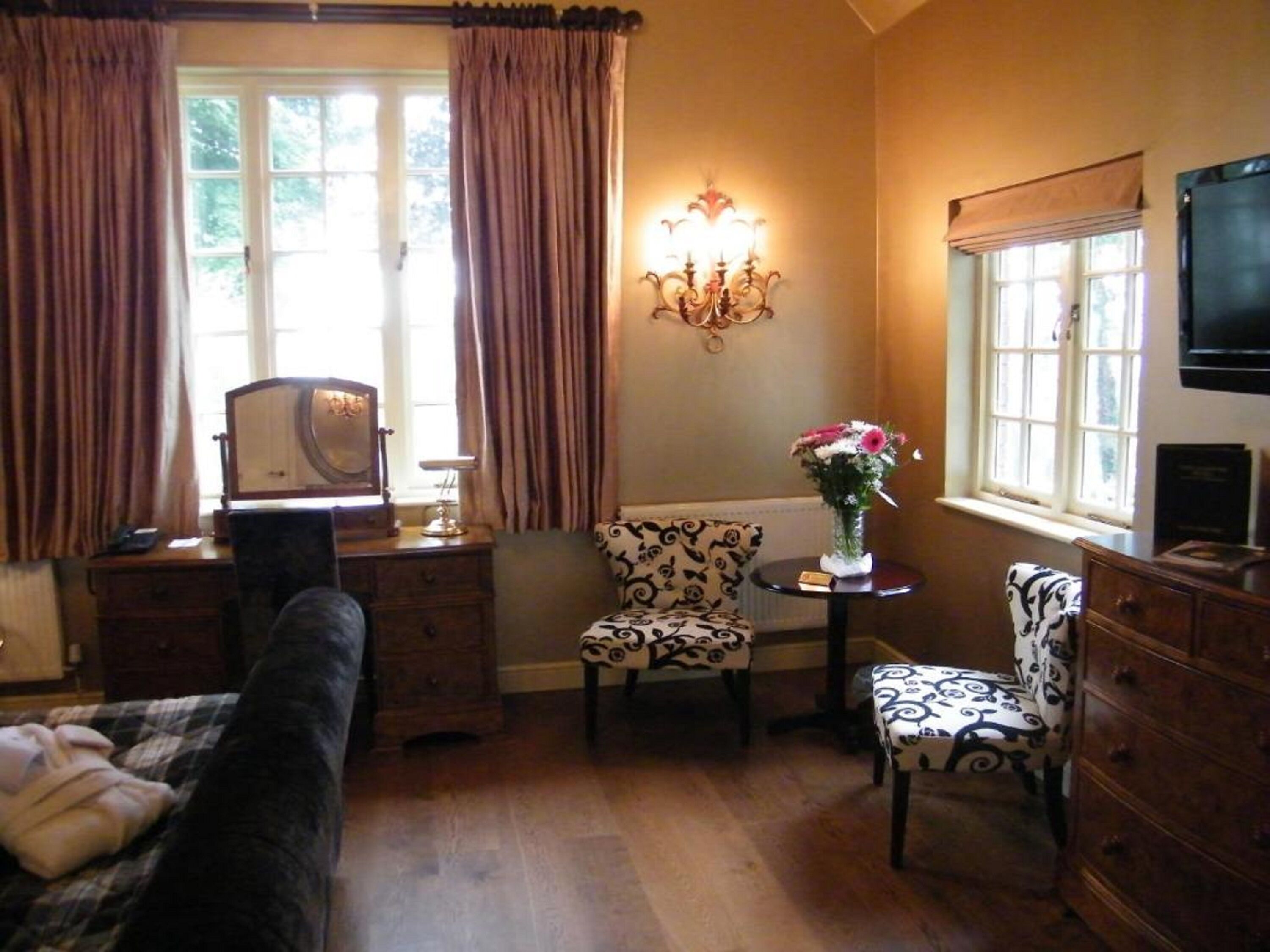 individually decorated, individually furnished, desk, laptop workspace