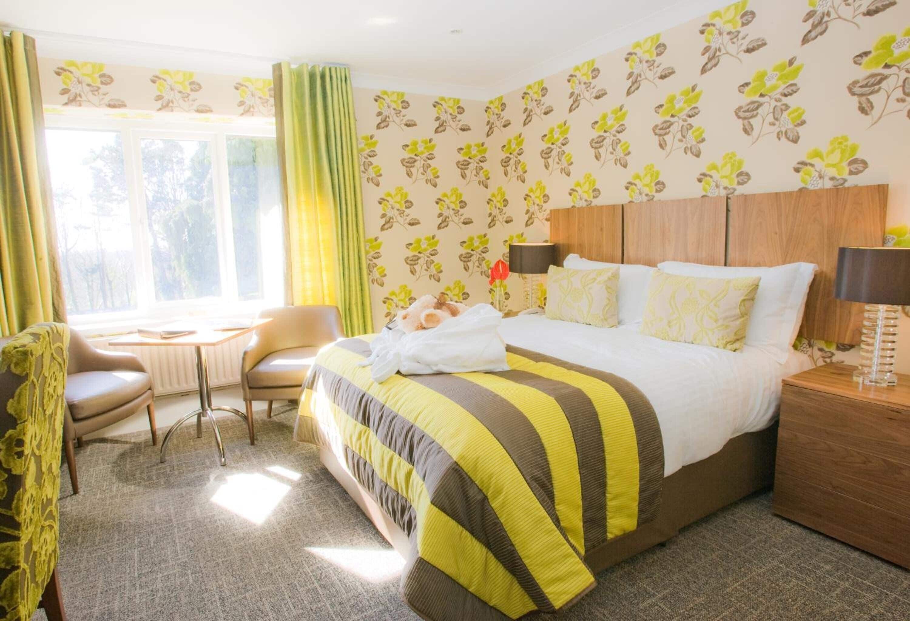 Yksilöllisesti sisustettu, yksilöllisesti kalustettu, työpöytä