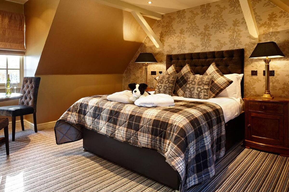 individually decorated, individually furnished, desk, laptop workspace