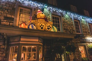 Un edificio decorado con un oso y luces navideñas.