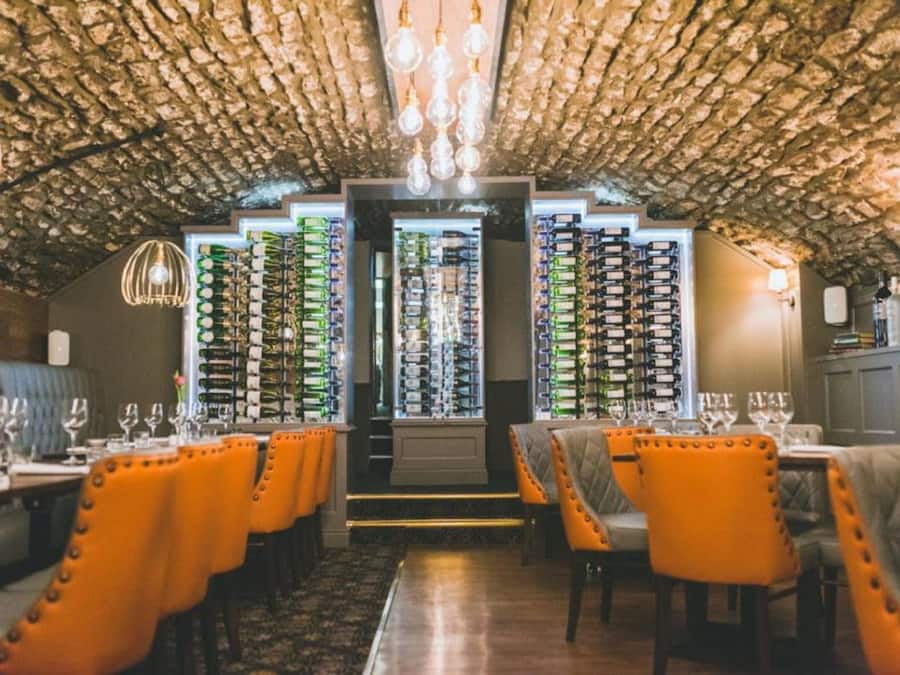 Petit déjeuner et déjeuner servis sur place, spécialités Cuisine locale