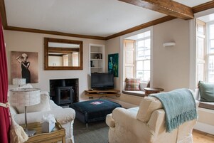 Apartment, 1 Bedroom | Desk, laptop workspace, iron/ironing board, free WiFi