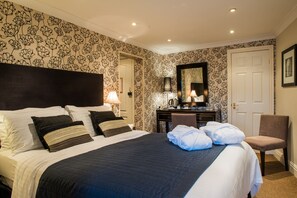 Desk, laptop workspace, iron/ironing board, free WiFi - The Bear Hotel (Cowbridge)