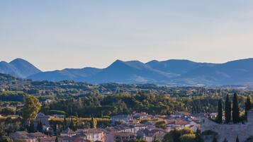 Eine Stadt mit Häusern und Bergen im Hintergrund.