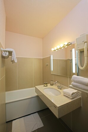 Triple Room | Bathroom