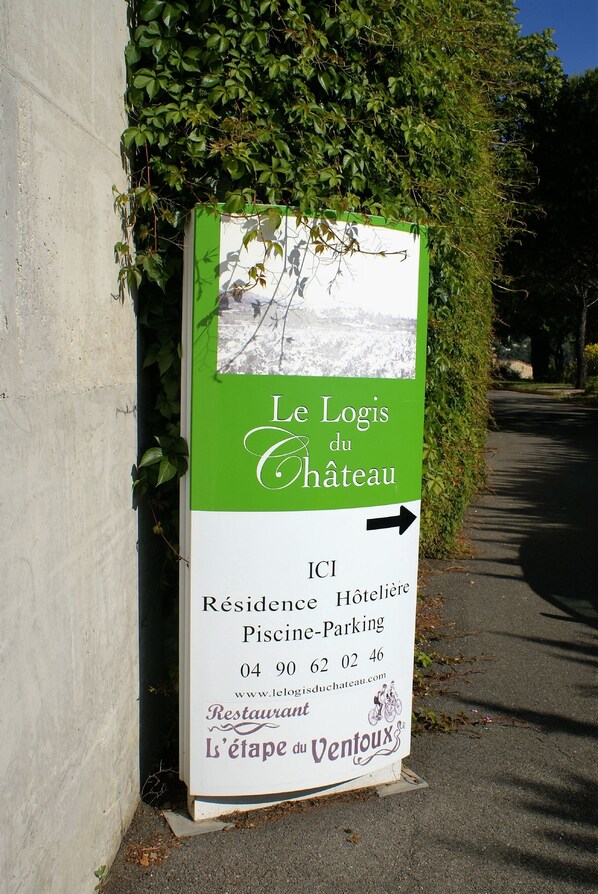 Señal para Le Logis du Chateau, que indica un hotel con restaurante y aparcamiento.