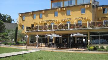 Vista frontal de la propiedad