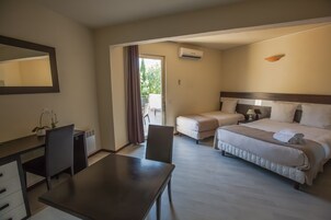 三人房 | 办公桌、熨斗/熨板、婴儿床、免费 WiFi