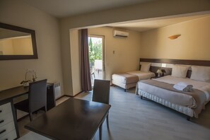 Triple Room | Desk, iron/ironing board, cribs/infant beds, free WiFi - Le Logis Du Chateau (Vaison-la-Romaine)