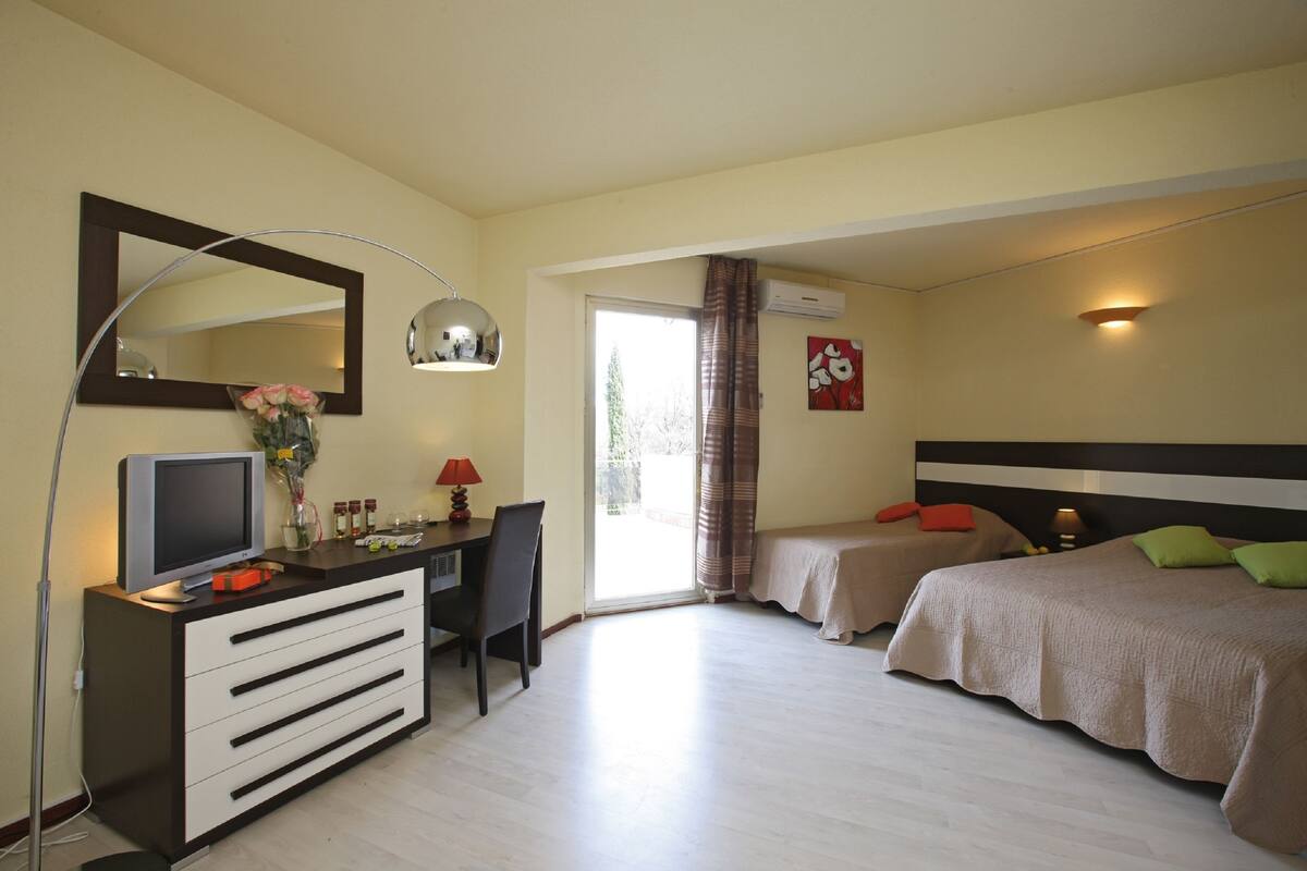 Triple Room | Desk, iron/ironing board, cribs/infant beds, free WiFi