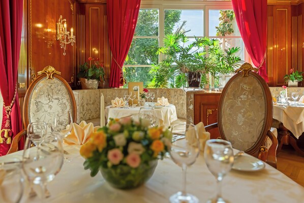 Melayani sarapan, makan siang, dan makan malam