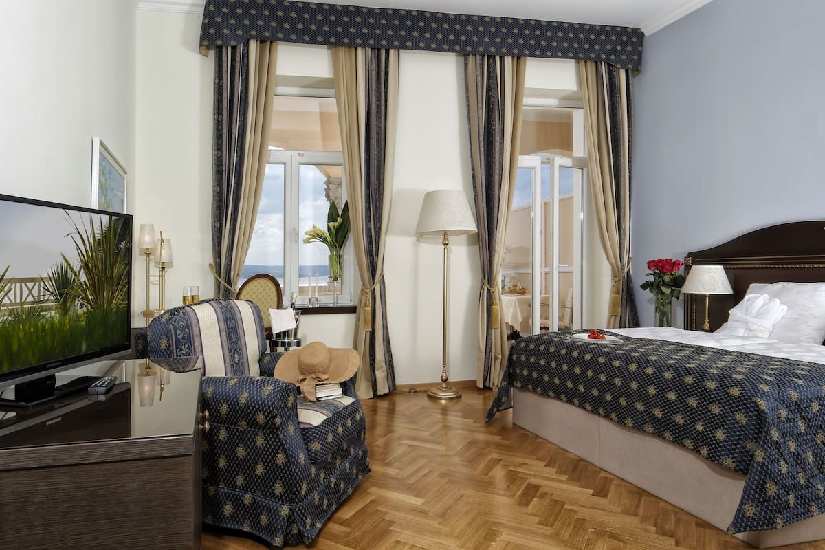 1 bedroom, hypo-allergenic bedding, minibar, in-room safe