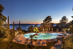 สระว่ายน้ำในร่ม, สระว่ายน้ำกลางแจ้ง, ร่มริมสระว่ายน้ำ