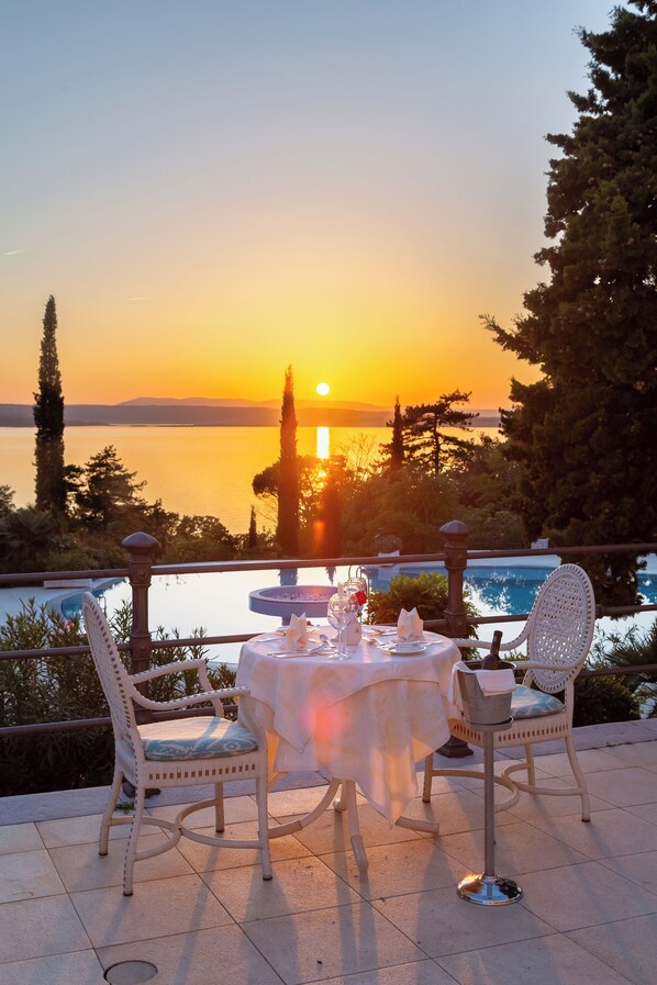 บริการอาหารเช้า อาหารกลางวัน และอาหารเย็น