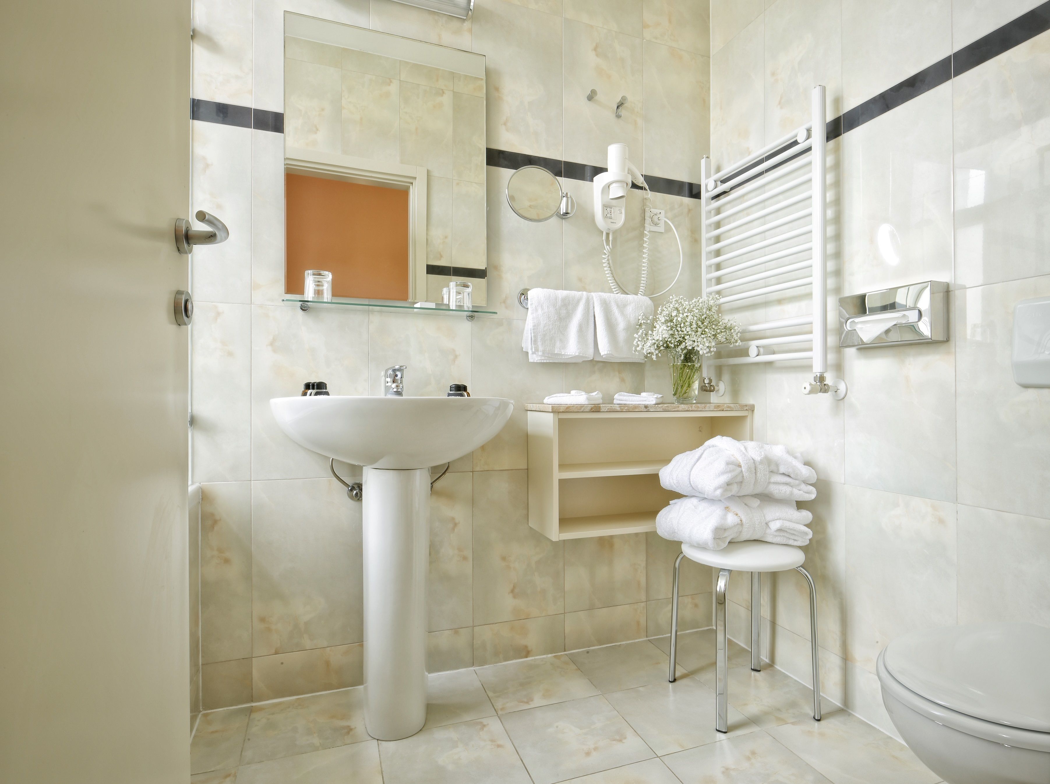 1 bedroom, hypo-allergenic bedding, minibar, in-room safe