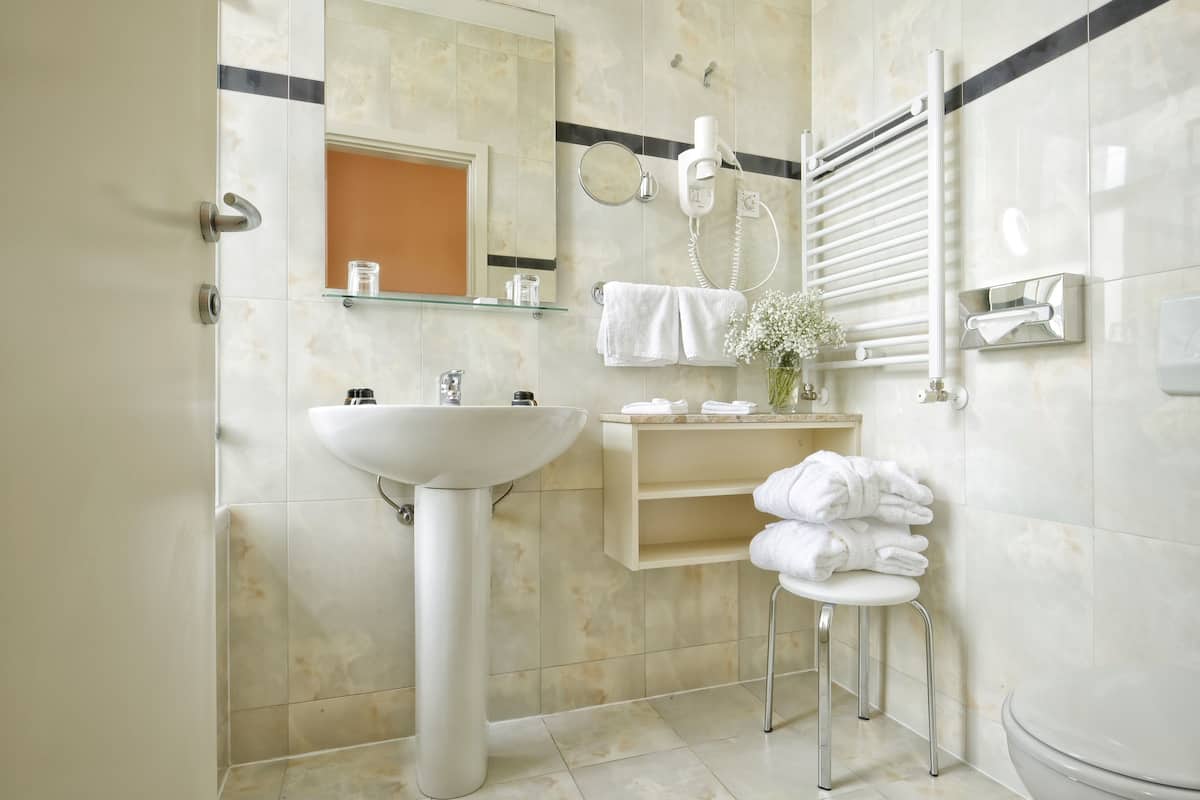 1 bedroom, hypo-allergenic bedding, minibar, in-room safe