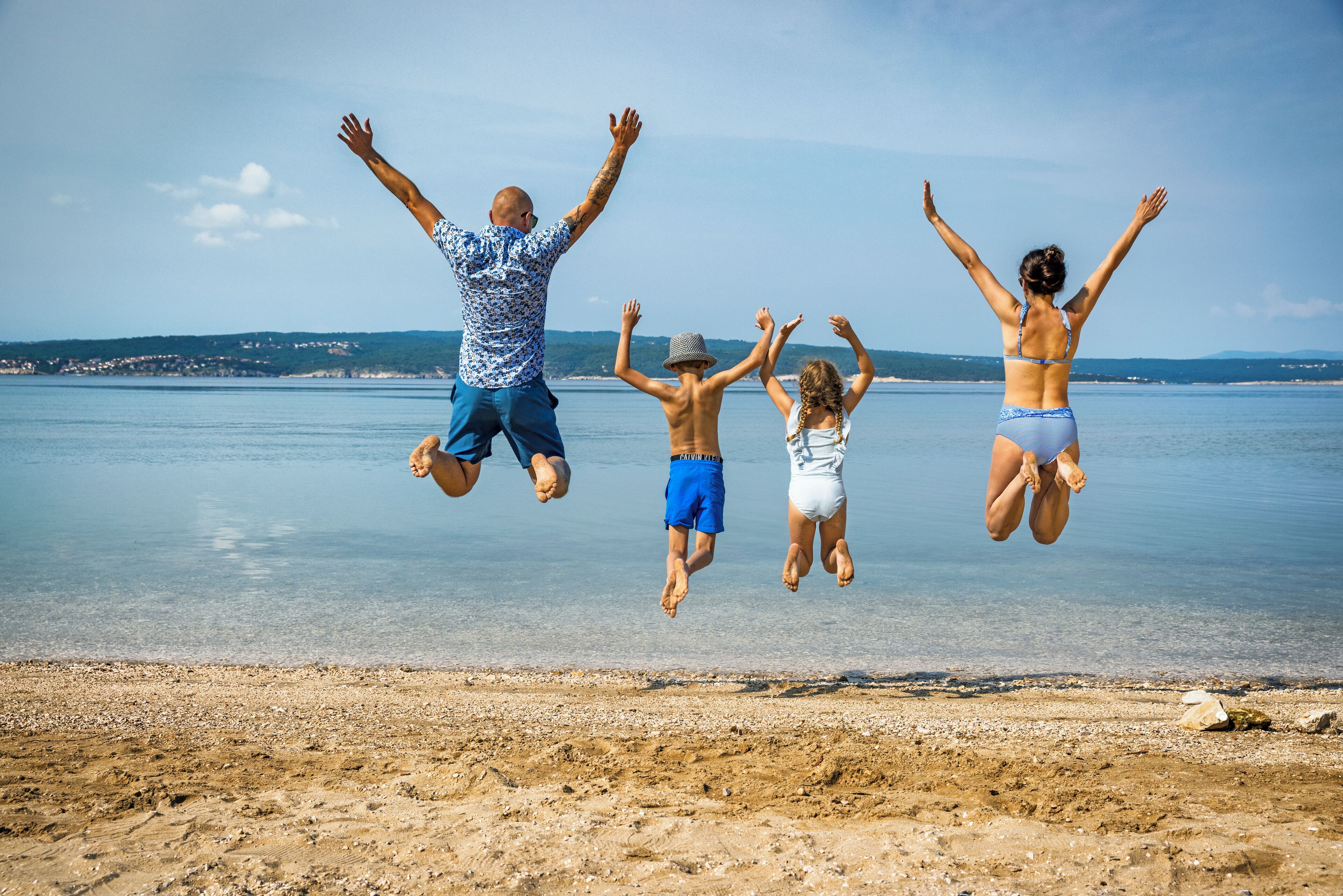 Vlak bij het strand, ligstoelen, parasols, strandlakens
