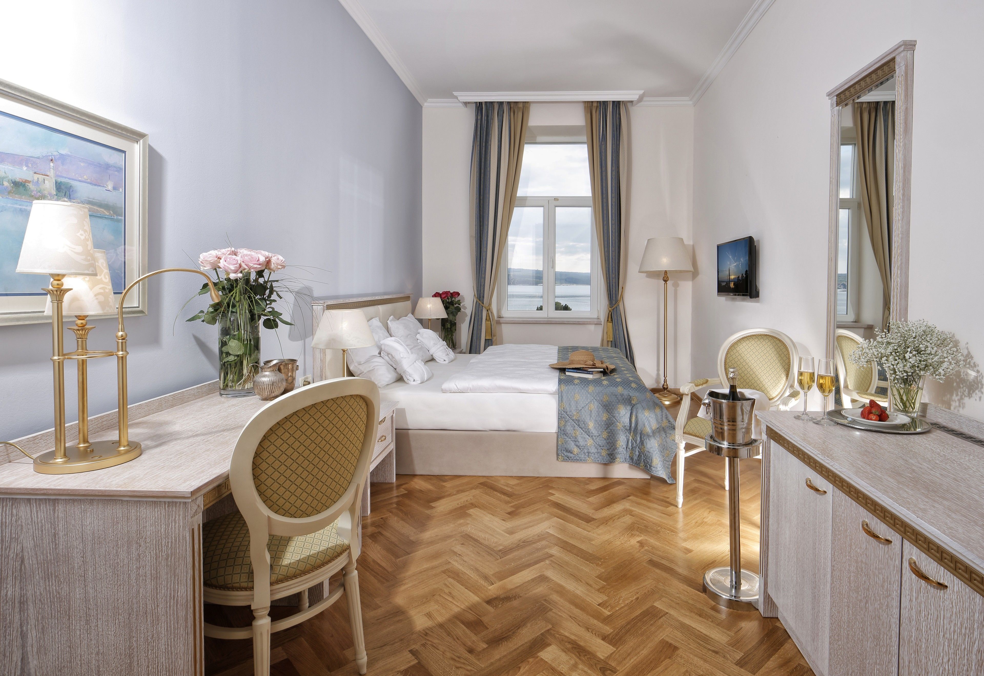 1 bedroom, hypo-allergenic bedding, minibar, in-room safe