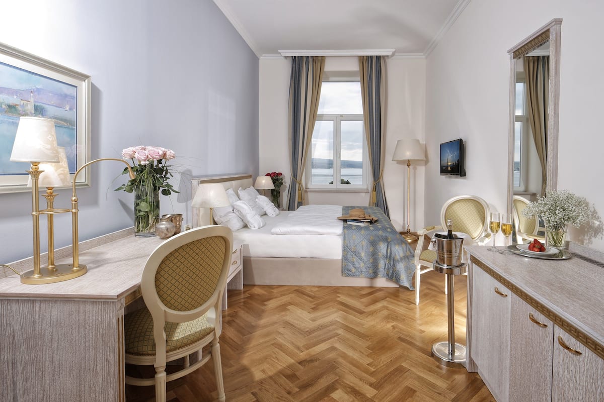 1 bedroom, hypo-allergenic bedding, minibar, in-room safe