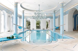 Piscina interna, piscina externa, guarda-sóis, espreguiçadeiras