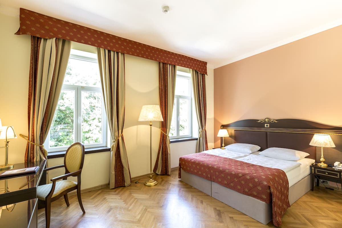Basic Double Room | Hypo-allergenic bedding available, minibar, in-room safe, desk