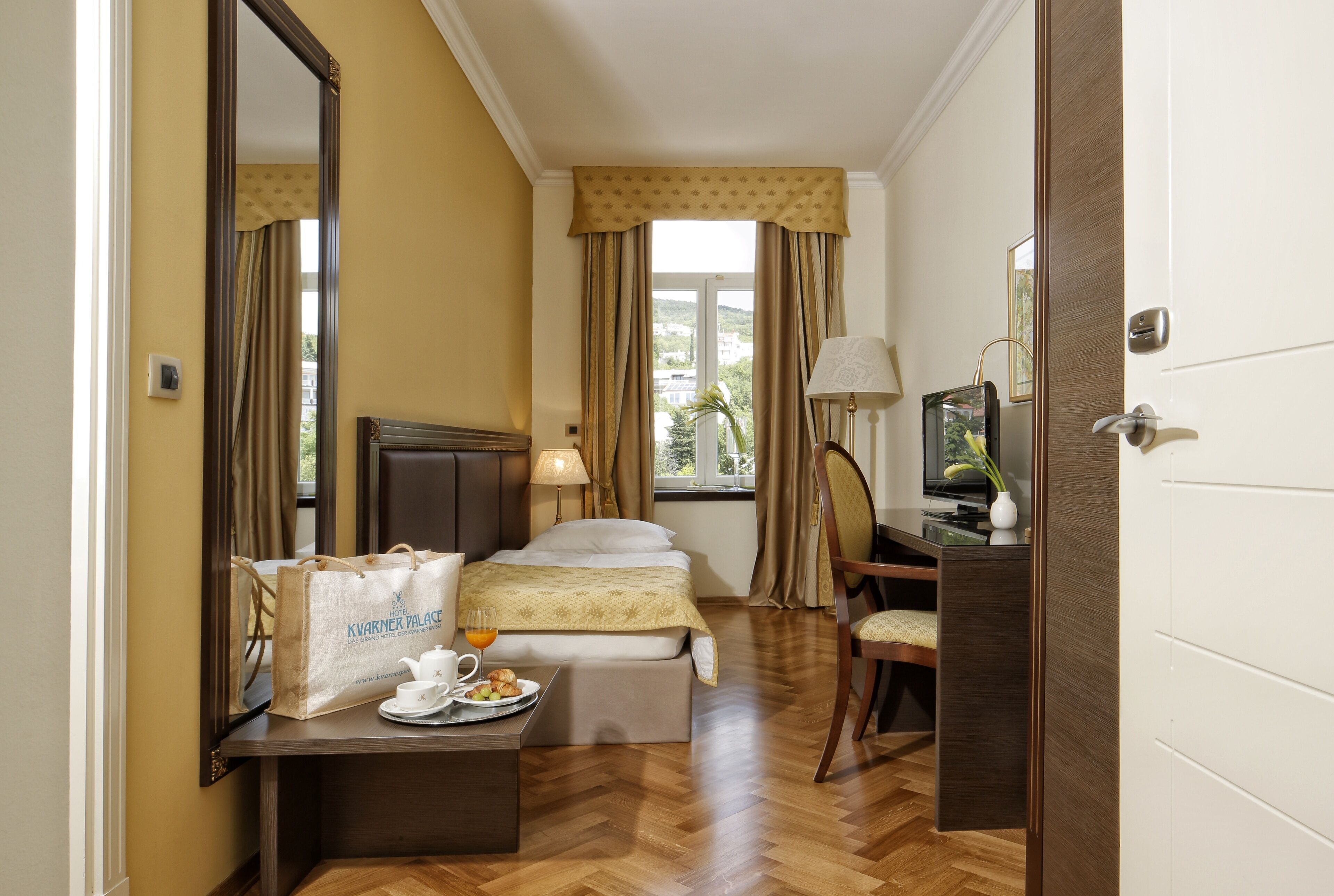 single room | 1 bedroom, hypo-allergenic bedding, minibar, in-room safe