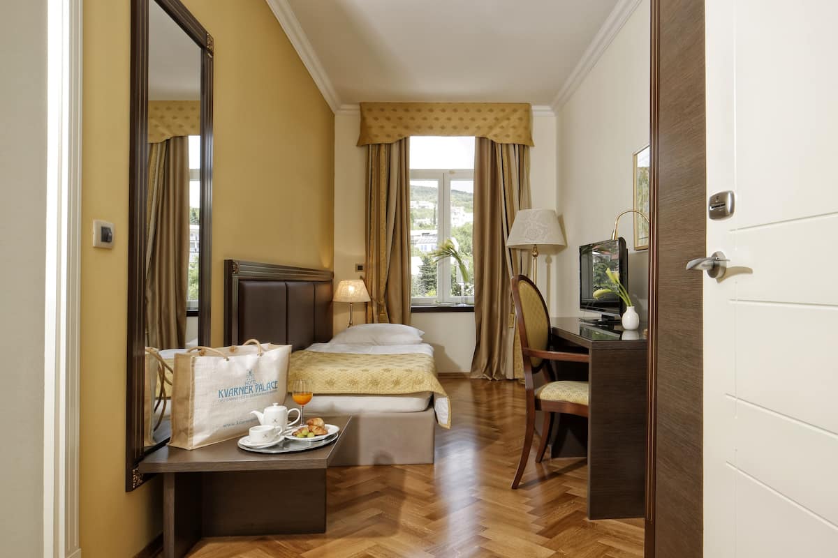 single room | 1 bedroom, hypo-allergenic bedding, minibar, in-room safe