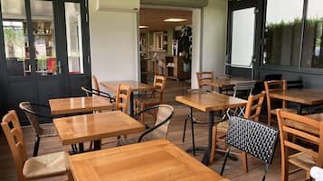 Petit déjeuner buffet servi les week-ends (7.90 EUR par personne)