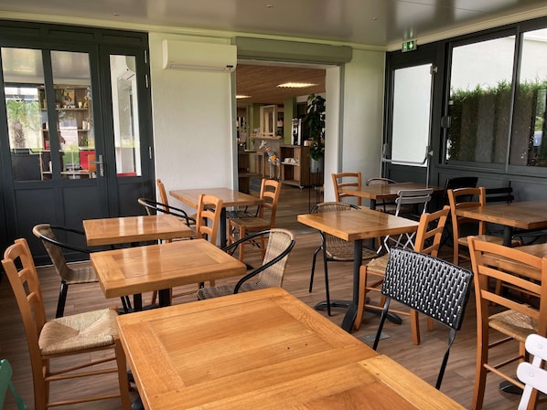 Petit déjeuner buffet servi les week-ends (7.90 EUR par personne)