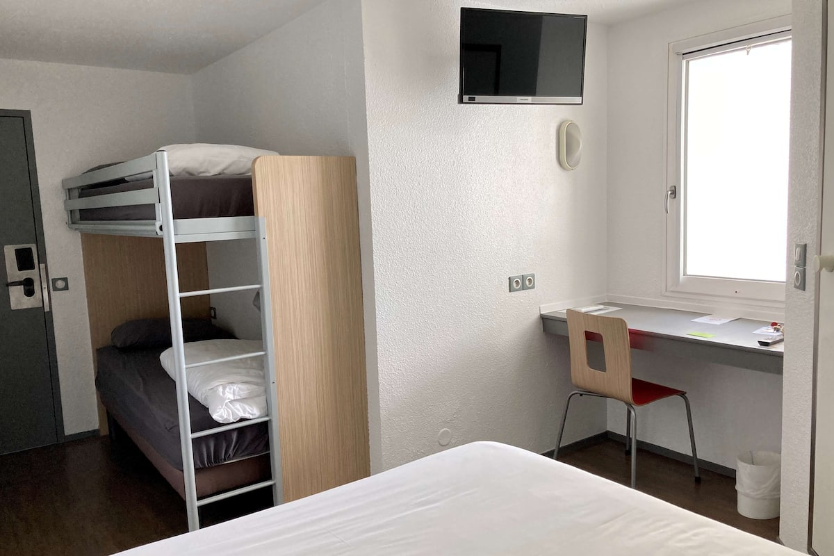 Standardzimmer, Mehrere Betten | Pillowtop-Betten, Schreibtisch, schallisolierte Zimmer, kostenloses WLAN