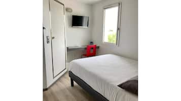 Standard Room, 1 Double Bed | Pillowtop beds, desk, soundproofing, free WiFi