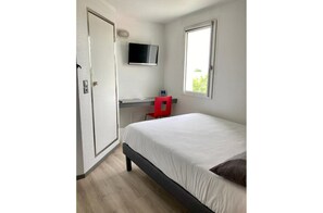 Habitación estándar, 1 cama doble | Colchones con acolchado adicional, escritorio, sistema de insonorización