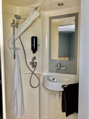 Shower, eco-friendly toiletries, hair dryer, towels - Hotel Première Classe La Rochelle Sud - Aytré (Aytre)