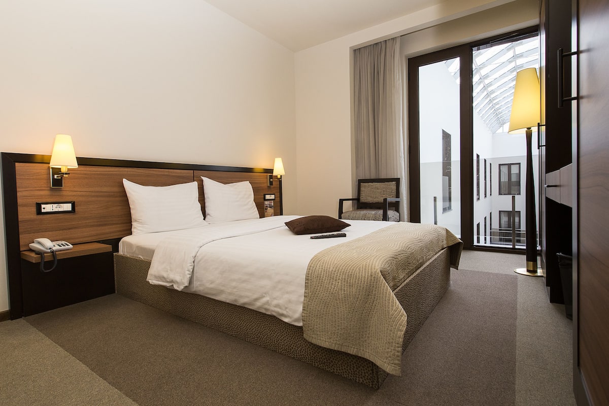 Standard Double Room Atrium | In-room safe, desk, blackout drapes, soundproofing