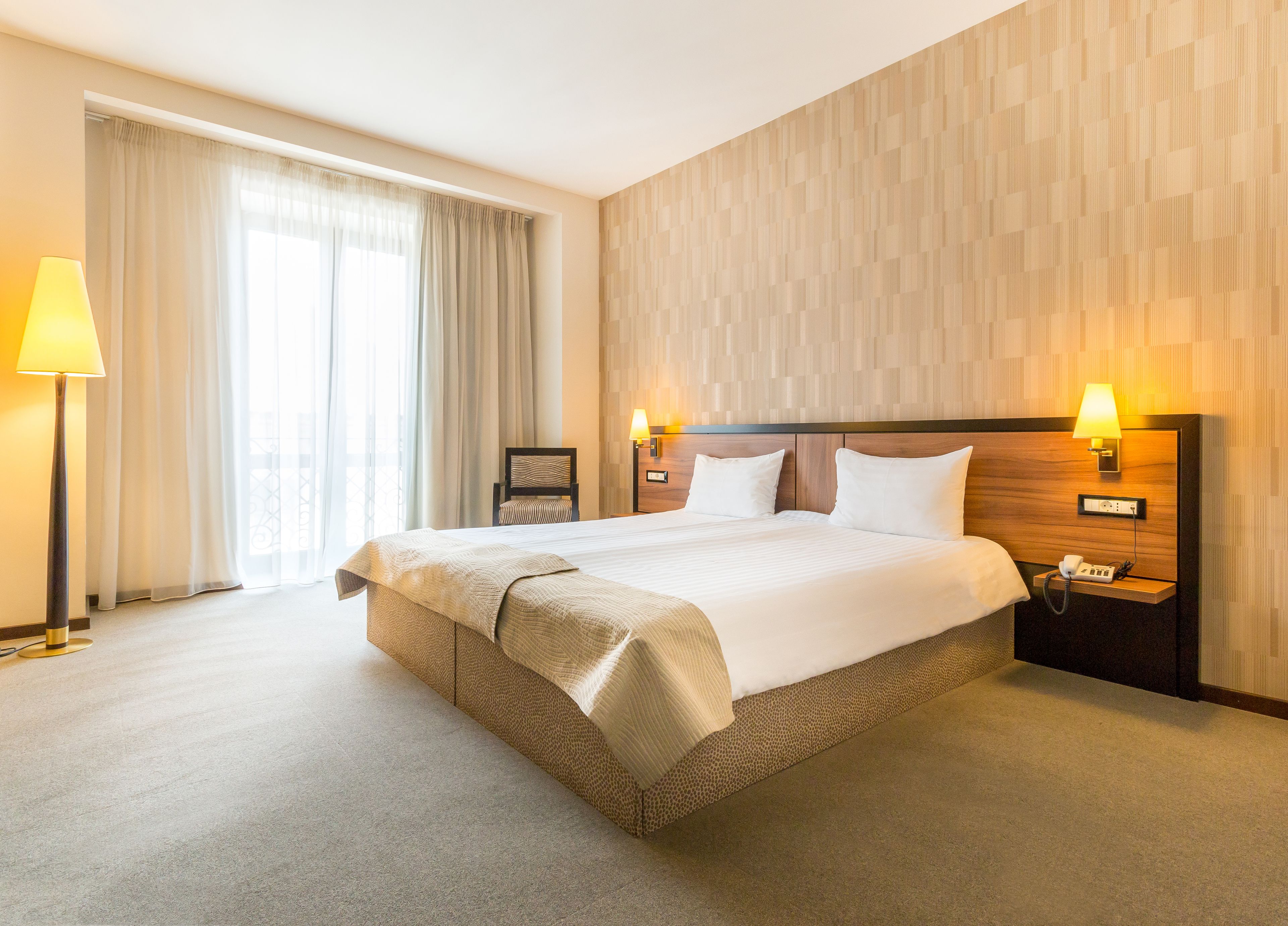 Standard Double Room | 客房內保險箱、書桌、遮光布/窗簾、隔音