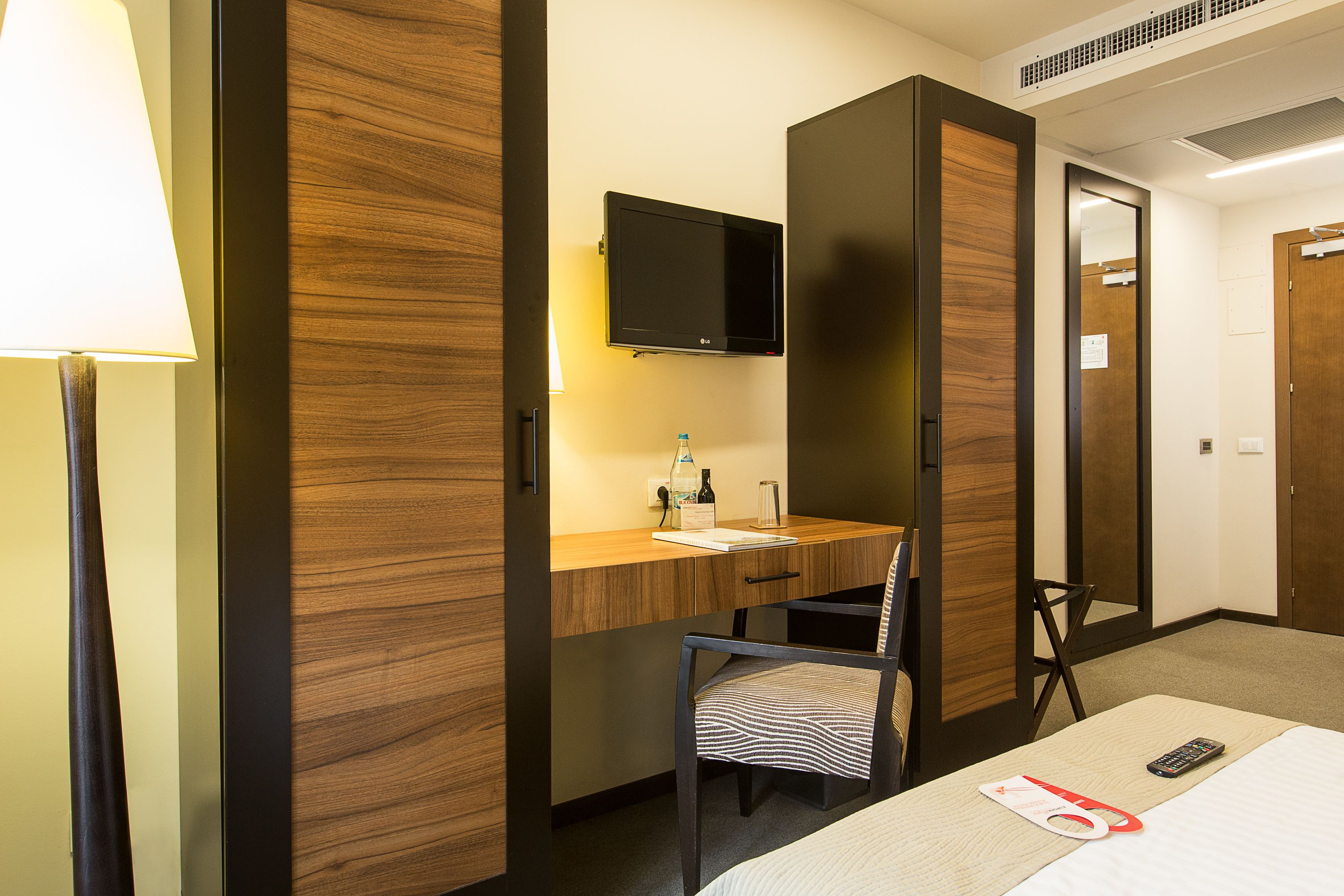 standard single room atrium | in-room safe, desk, blackout curtains, soundproofing