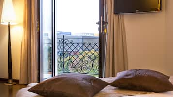 Deluxe Queen Room | 客房内保险箱、办公桌、遮光窗帘、隔音