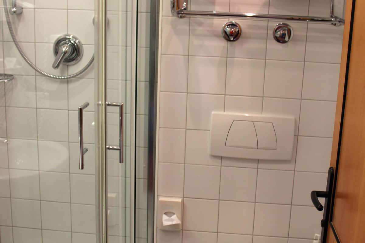 standard double room | bathroom | shower, free toiletries, hair dryer, bathrobes