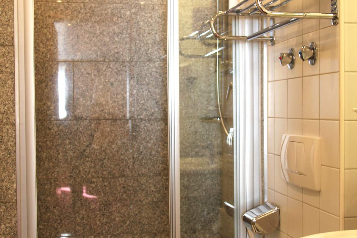 standard single room | bathroom | shower, free toiletries, hair dryer, bathrobes