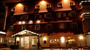 Fassade der Unterkunft – Abend/Nacht