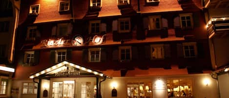 Facciata della struttura - sera/notte