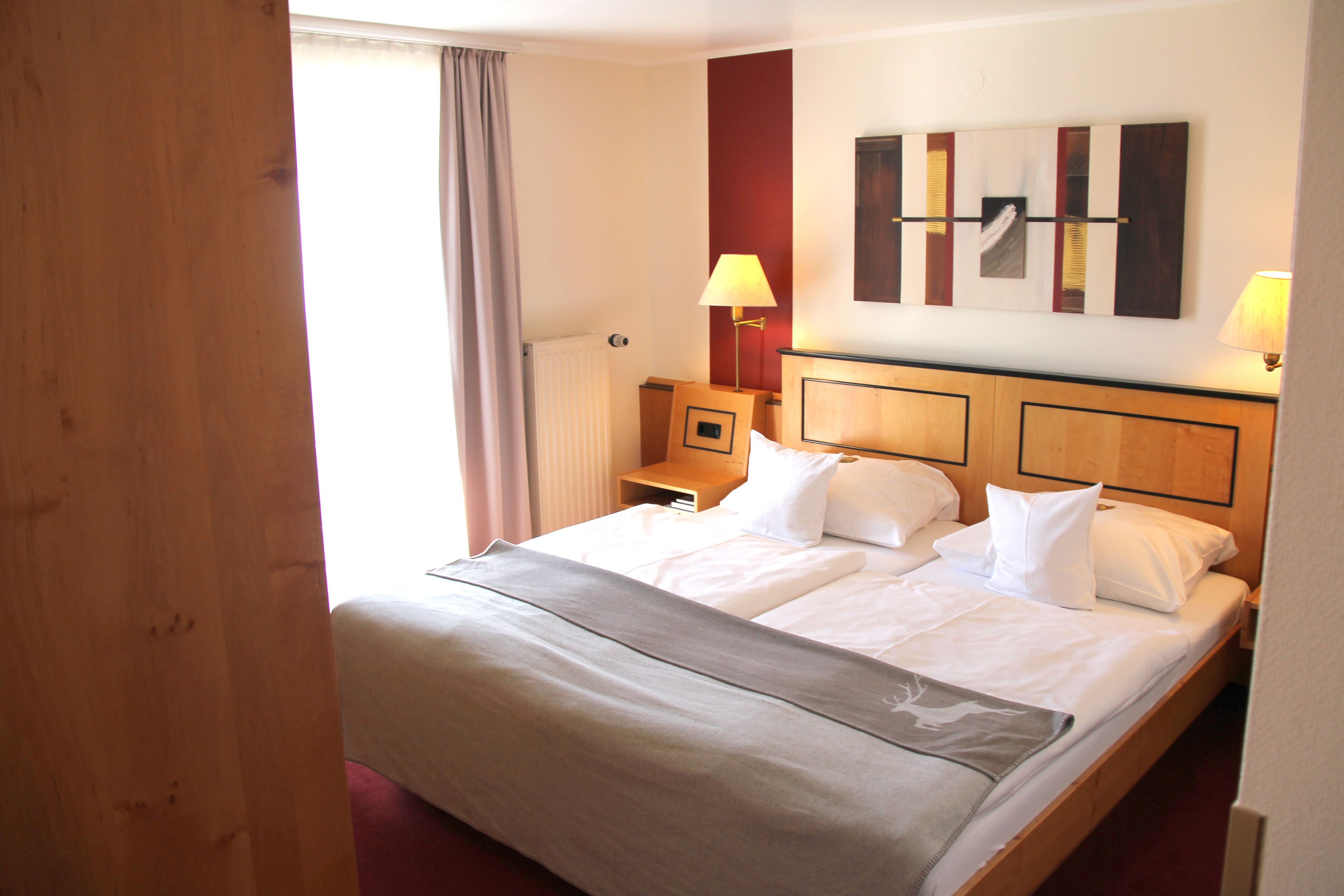 family room, balcony | premium bedding, minibar, in-room safe, desk