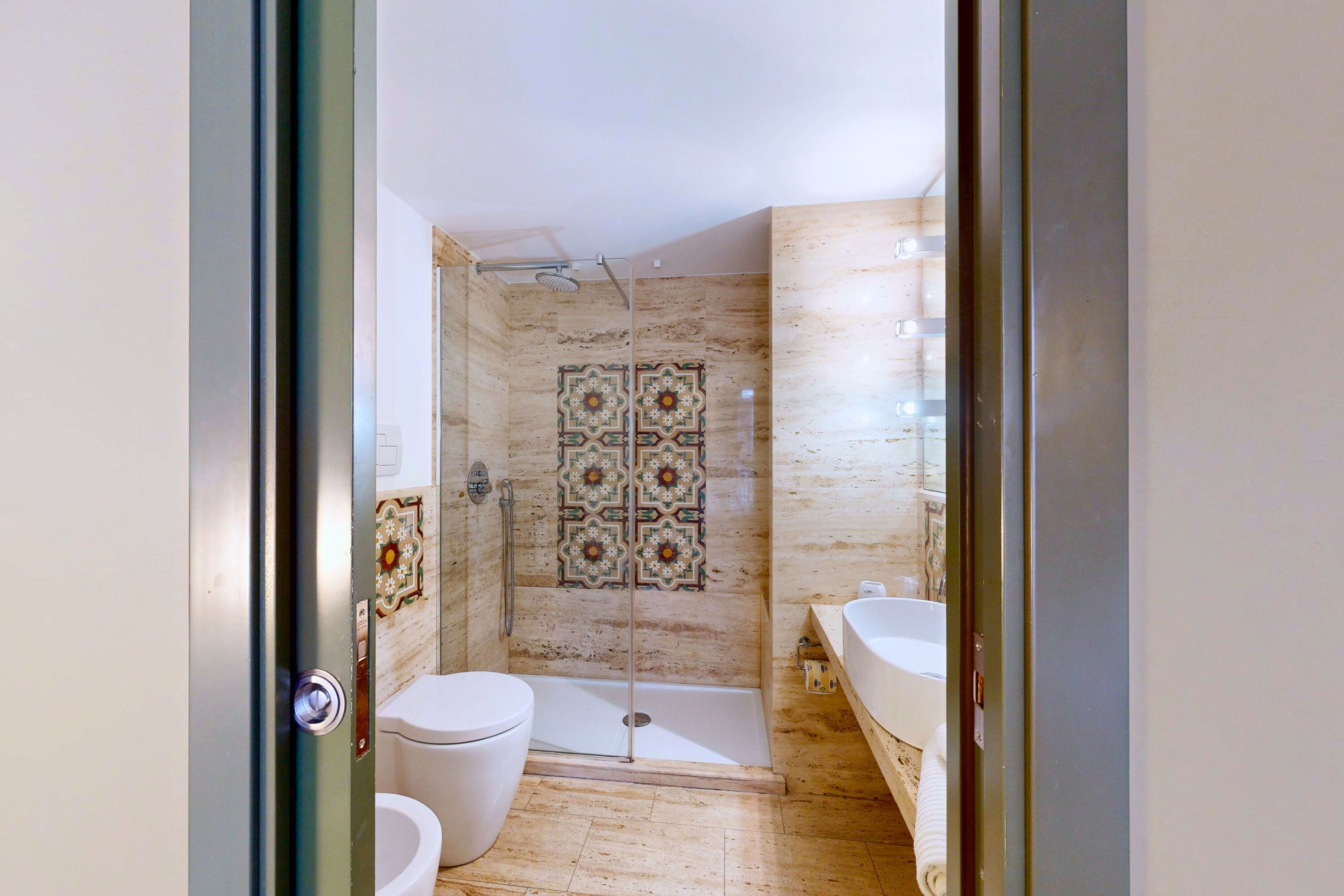 camera deluxe con balcone | bathroom | shower, hair dryer, bidet, towels